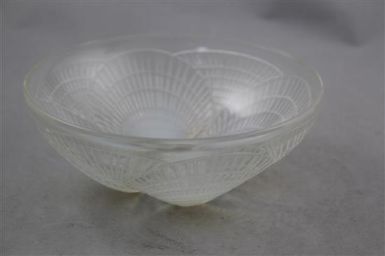 A René Lalique coquilles opalescent glass bowl, 16cm